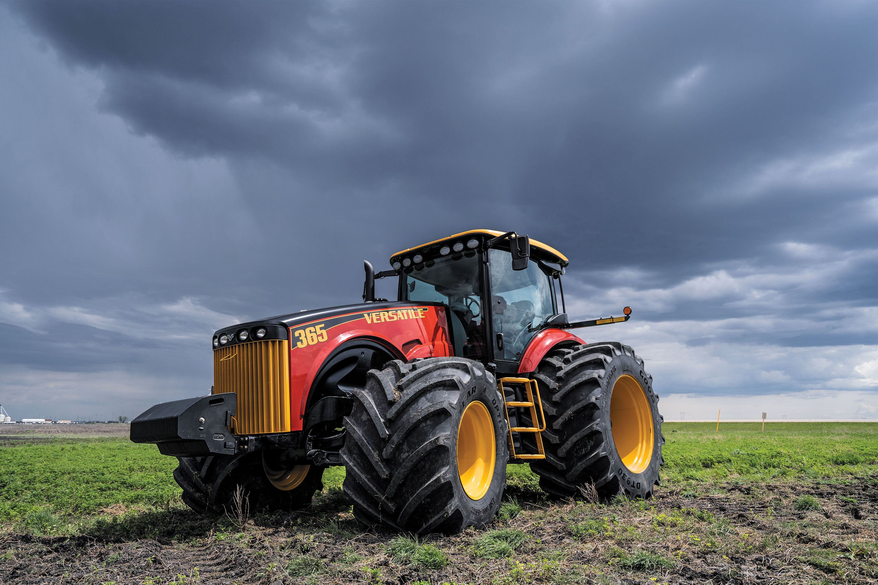 Versatile MFWD tractor